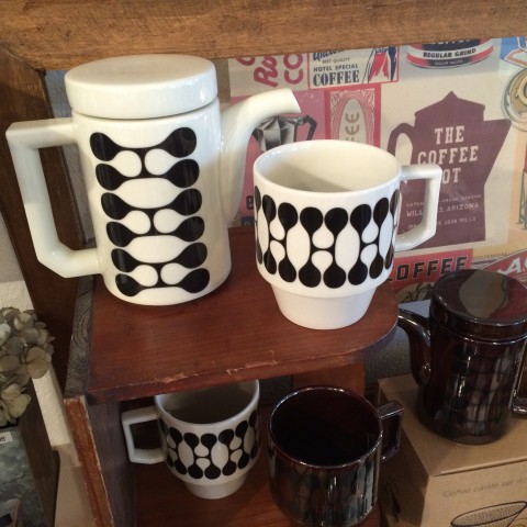 波佐見焼のポットとマグ。
