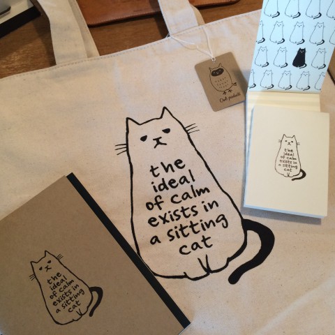CATトートやメモ帳。