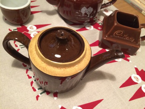 チョコレート色のティーポット。