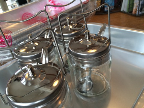 アルミバットと砂糖入れ。