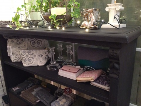 フランスアンティークの棚。