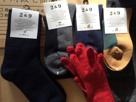 ウールの手袋と靴下入荷!
