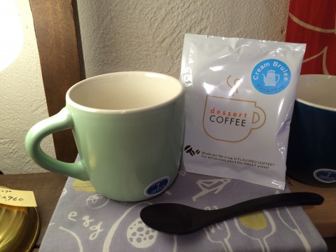 マグカップとコーヒー、スプーンのセット。