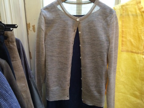 麻のカーディガン!
