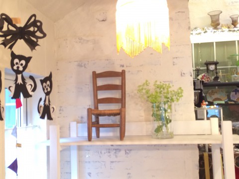 明日は、午後1時から開店いたします。