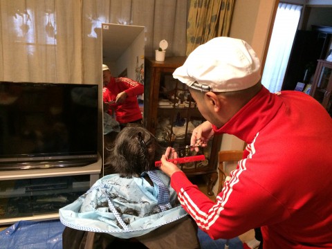 訪問美容で母のヘアーカット。
