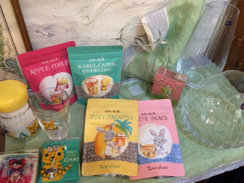 クリスタルガラスの花瓶と水出し紅茶。