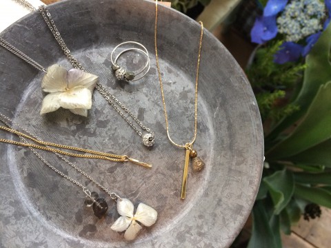 kinのネックレスとお花。