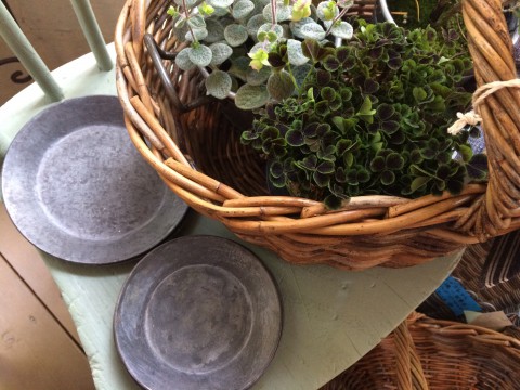 ブリキの皿とアラログのカゴと。