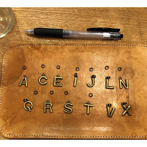 イニシャルチャームと。