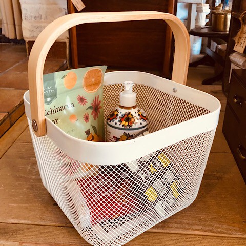 店内お買い物カゴ。