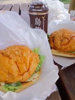 念願のでかバーガー!!