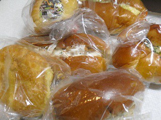 今日は100円パン持参です(^o^)