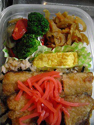 ”さんまかば焼き弁当”にしました(^o^)