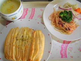 昼食は”フレーキー”パン