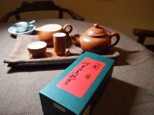 先日、台湾で買って来た「阿里山烏龍茶」など高級茶をどうぞ！