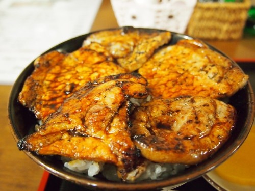 炭火焼き”豚丼”・・おいしかった。「レストハウス　かしわ」