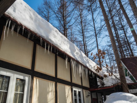 強い日差しで激しく雪どけ・・まもなく屋根の雪が落ちます!