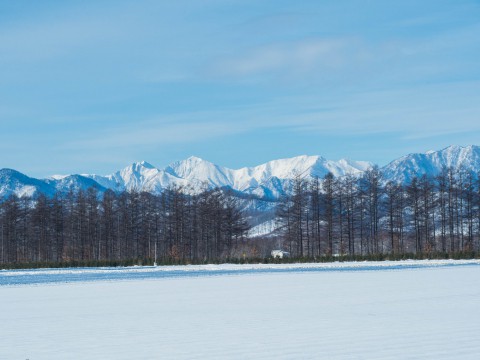 日高の山並みがきれい・・快晴の十勝、年末の風景。