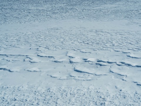 2月の農村風景~風が造る芸術作品と日高山脈~