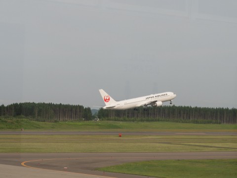 帯広空港は大幅減便中ですが・・何故か活気のあるひと時。