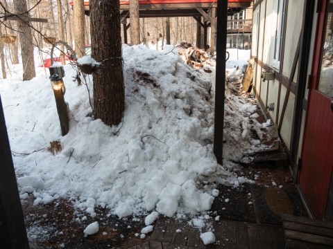 この時期の風物詩・屋根からの落雪がついにやって来ました。