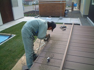 人工木材でデッキをビルドする！