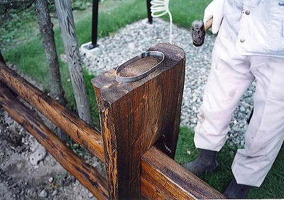 木柵の柱の割留め