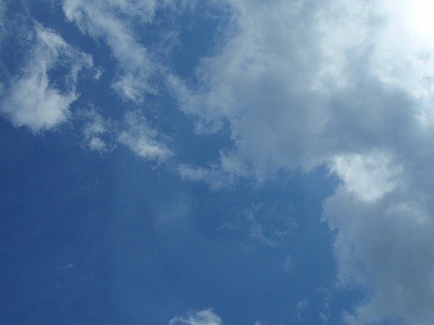 見上げれば青い空