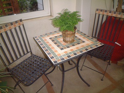 おしゃれなイスとテーブル