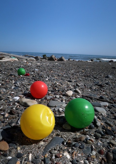 海辺のカラーボール