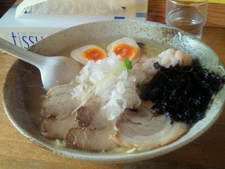 ラーメンと猫を堪能