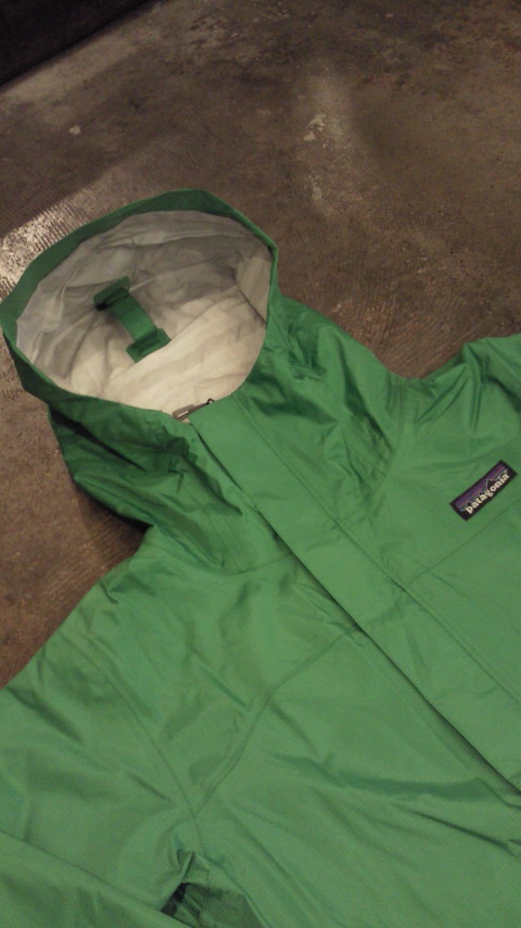 Patagonia Women's Torrentshell Jacket。