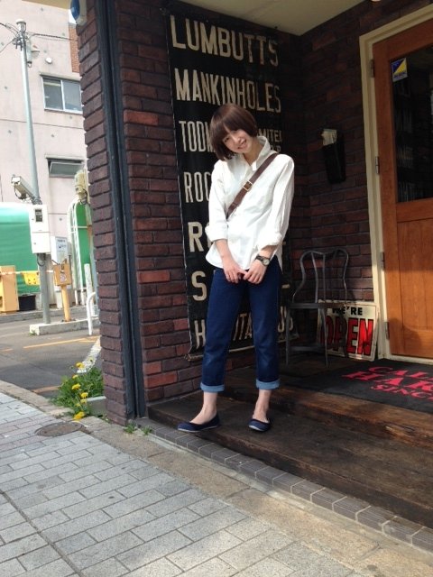 ハバーサック白シャツを合わせました女性コーディネートです。