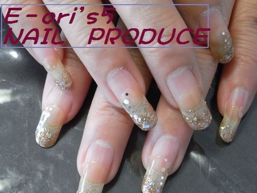 ジェルは長持ちし、地爪も守ります。