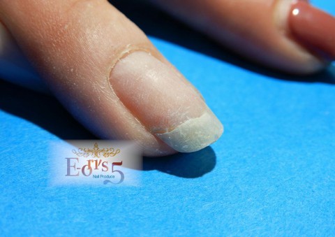 亀裂が入ったお爪は何事もなかったかのように直しちゃいましょう!