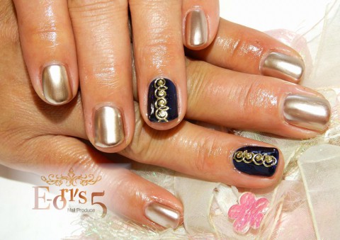 メタリックカラーは都会的なセンスに♥