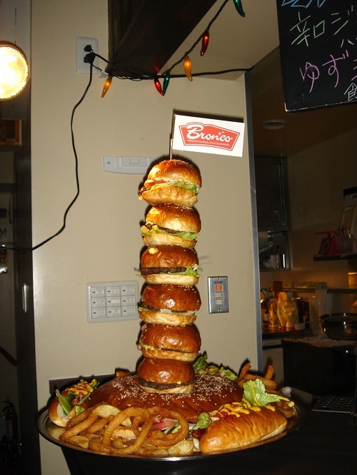 ブロンコ名物「タワーバーガー」です