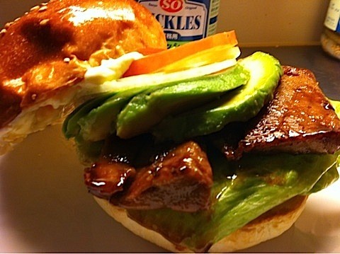 今月限定のハンバーガー　マグロとアボガドのハンバーガー