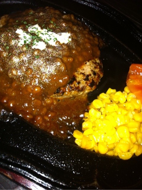 まる麦ソースのハンバーグ。