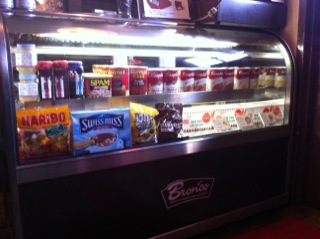 ショーケースの中が、お菓子や缶詰めでいっぱい♪