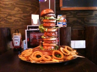 色々なシチュエーションでタワーバーガーを。