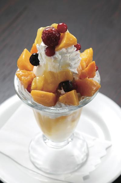 ナタデココたっぷりのマンゴーパフェ！！