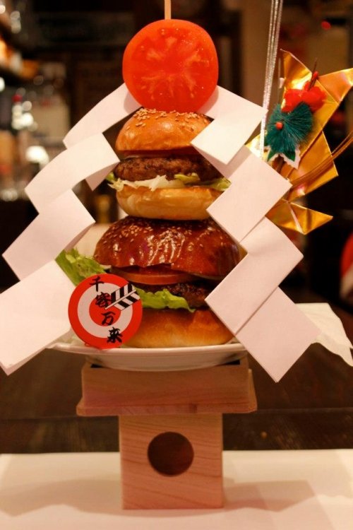 来年一発目は、鏡餅バーガー♪