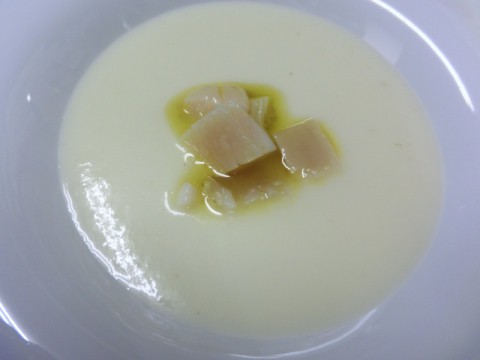 白アスパラガスのスープ。