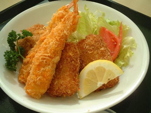 根強い人気、ミックスフライ定食。