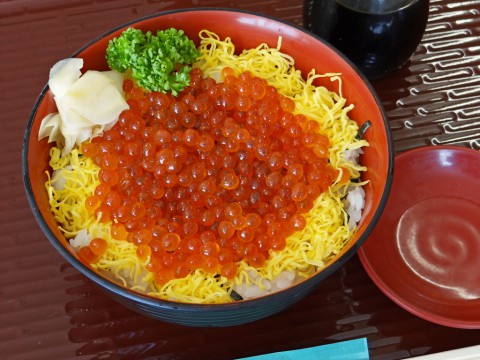明日、数量限定で新物いくら丼あります(1200円)