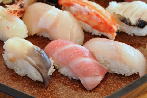 アジフライ定食(600円)本まぐろ大トロ2貫(300円)