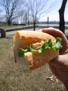お外ランチはフルートさんのパンと鈴蘭公園の桜♪