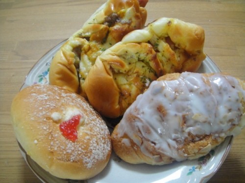じゅんとまきのパン屋さんと実物のまきちゃん。